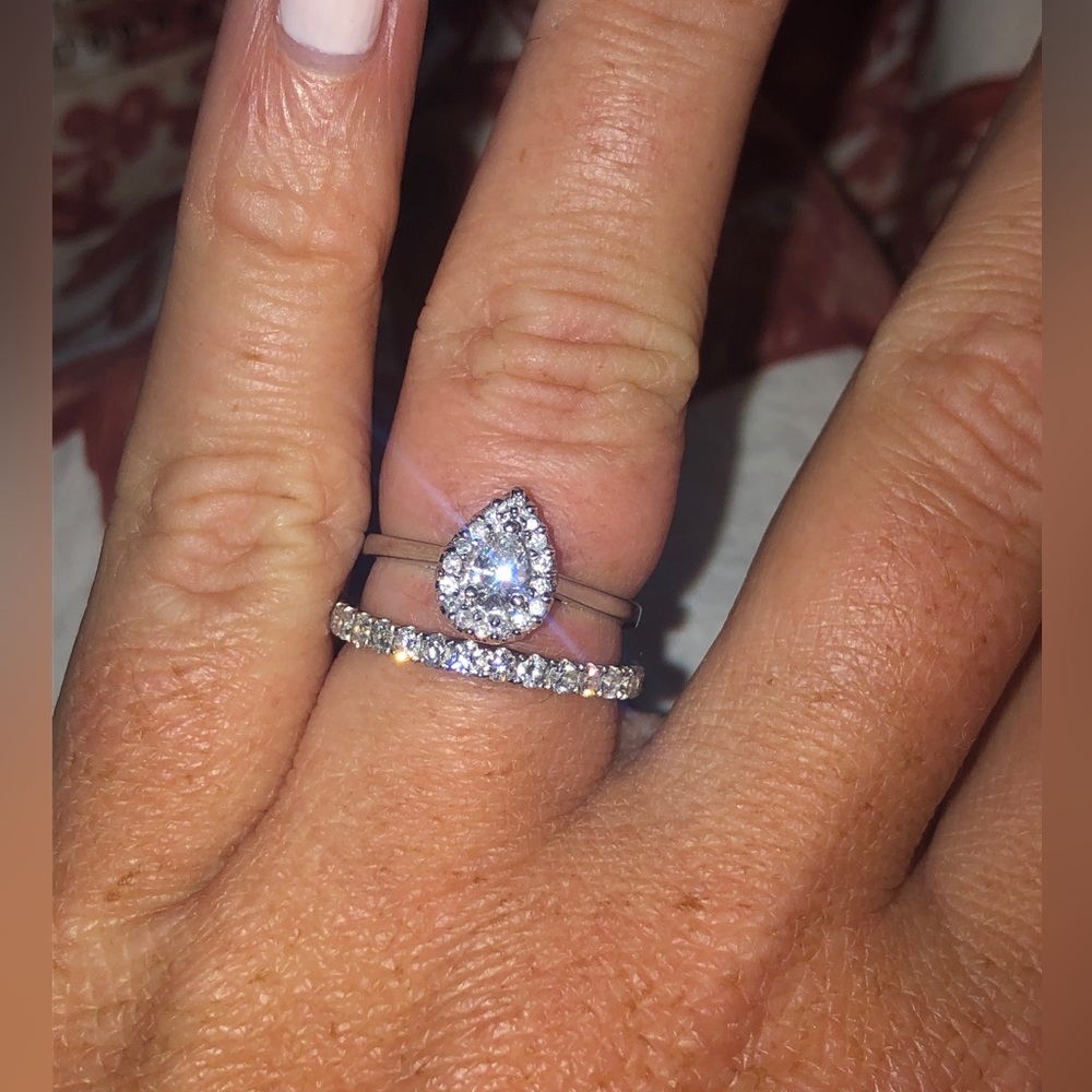 14k white gold pear shaped natural diamond solitaire ring with diamond halo sz7